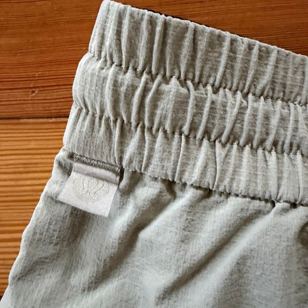 Lululemon Bowline Short Stretch Ripstop 8" in Raw Linen Size L - Picture 5 of 7